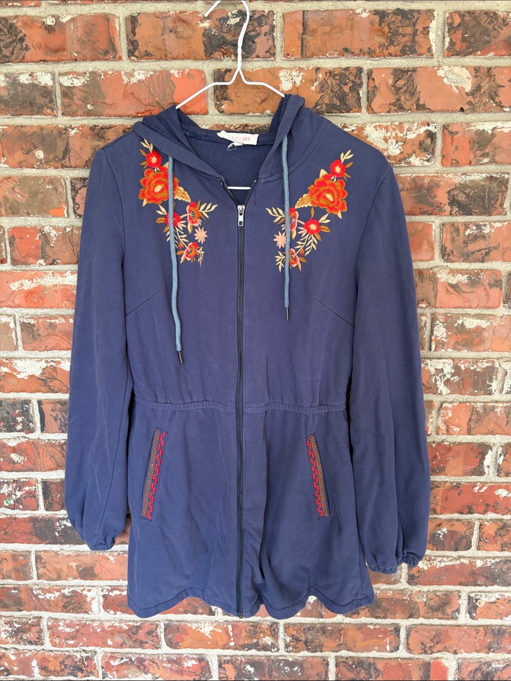 Embroidery hooded zip cup jacket